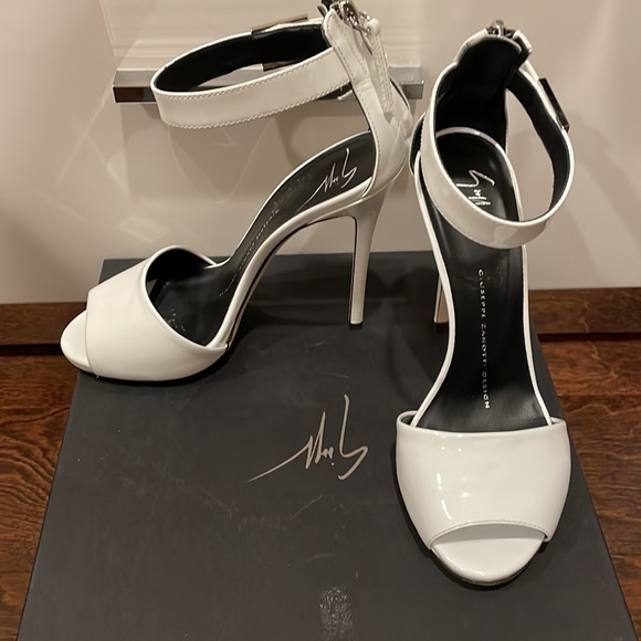 Giuseppe zanotti designer shoes. Super beautiful shoe in perfect condition. - Picture 2 of 8